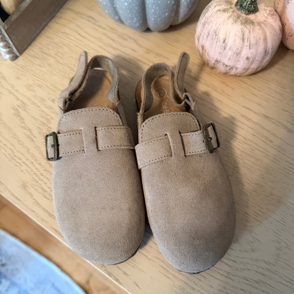 Cat and Jack | TODDLER BERLIN CLOGS | Beige Suede Buckle Strap Clogs | Size 12T - Picture 2 of 4